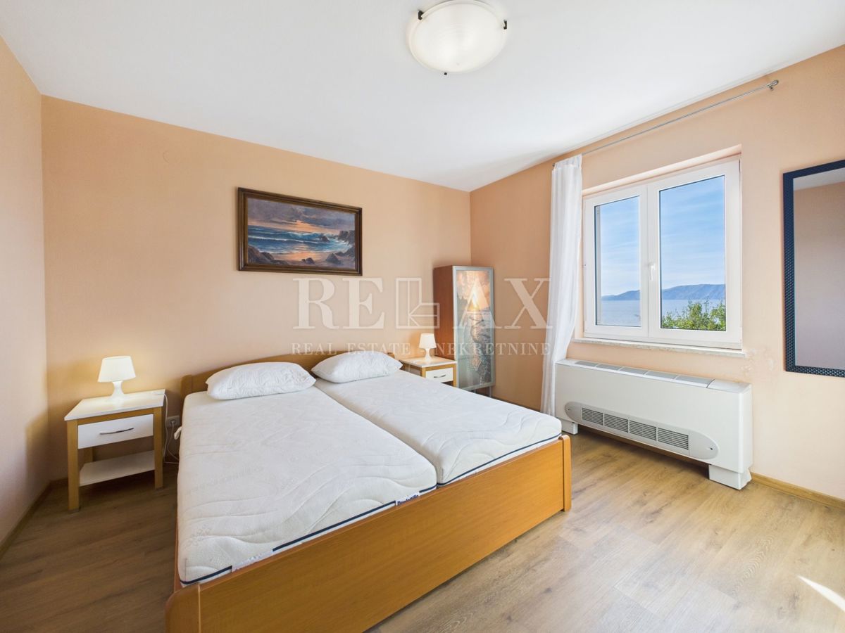 Novi Vinodolski - hiša z bazenom na odlični lokaciji