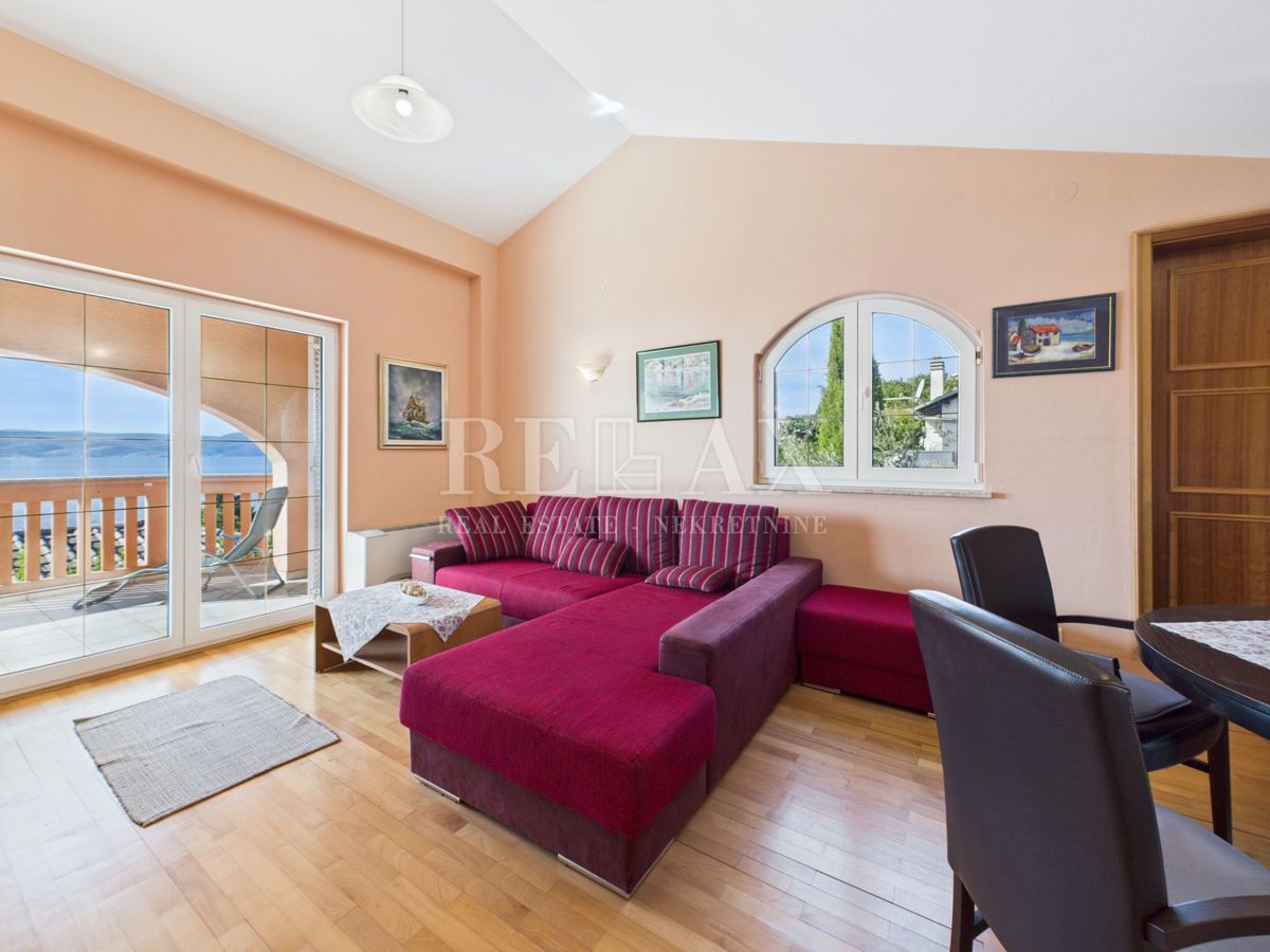 Novi Vinodolski - hiša z bazenom na odlični lokaciji