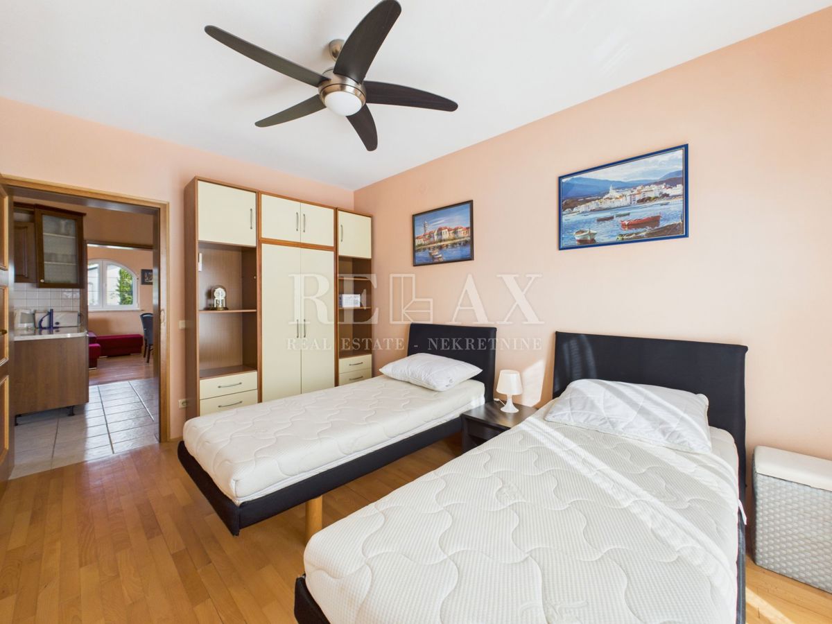 Novi Vinodolski - hiša z bazenom na odlični lokaciji