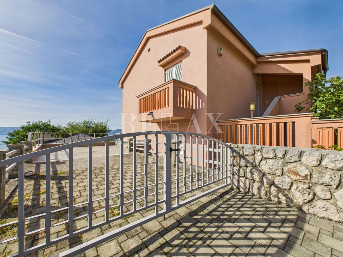 Novi Vinodolski - hiša z bazenom na odlični lokaciji