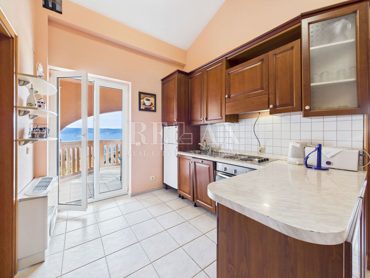 Novi Vinodolski - hiša z bazenom na odlični lokaciji