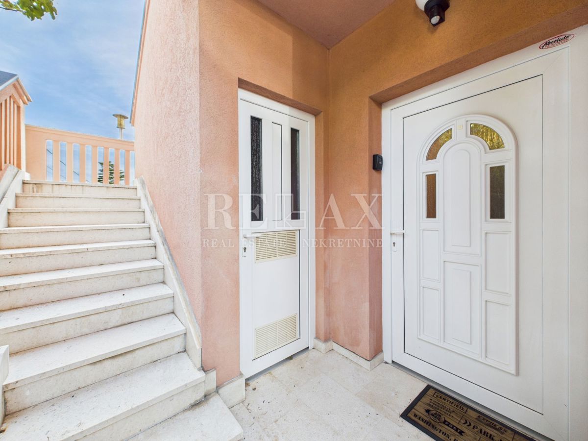 Novi Vinodolski - hiša z bazenom na odlični lokaciji