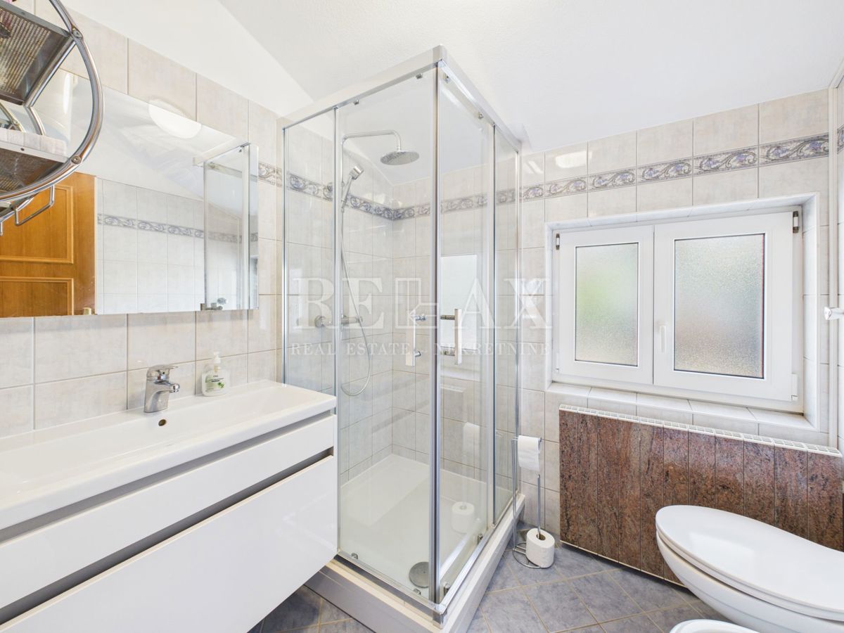 Novi Vinodolski - hiša z bazenom na odlični lokaciji