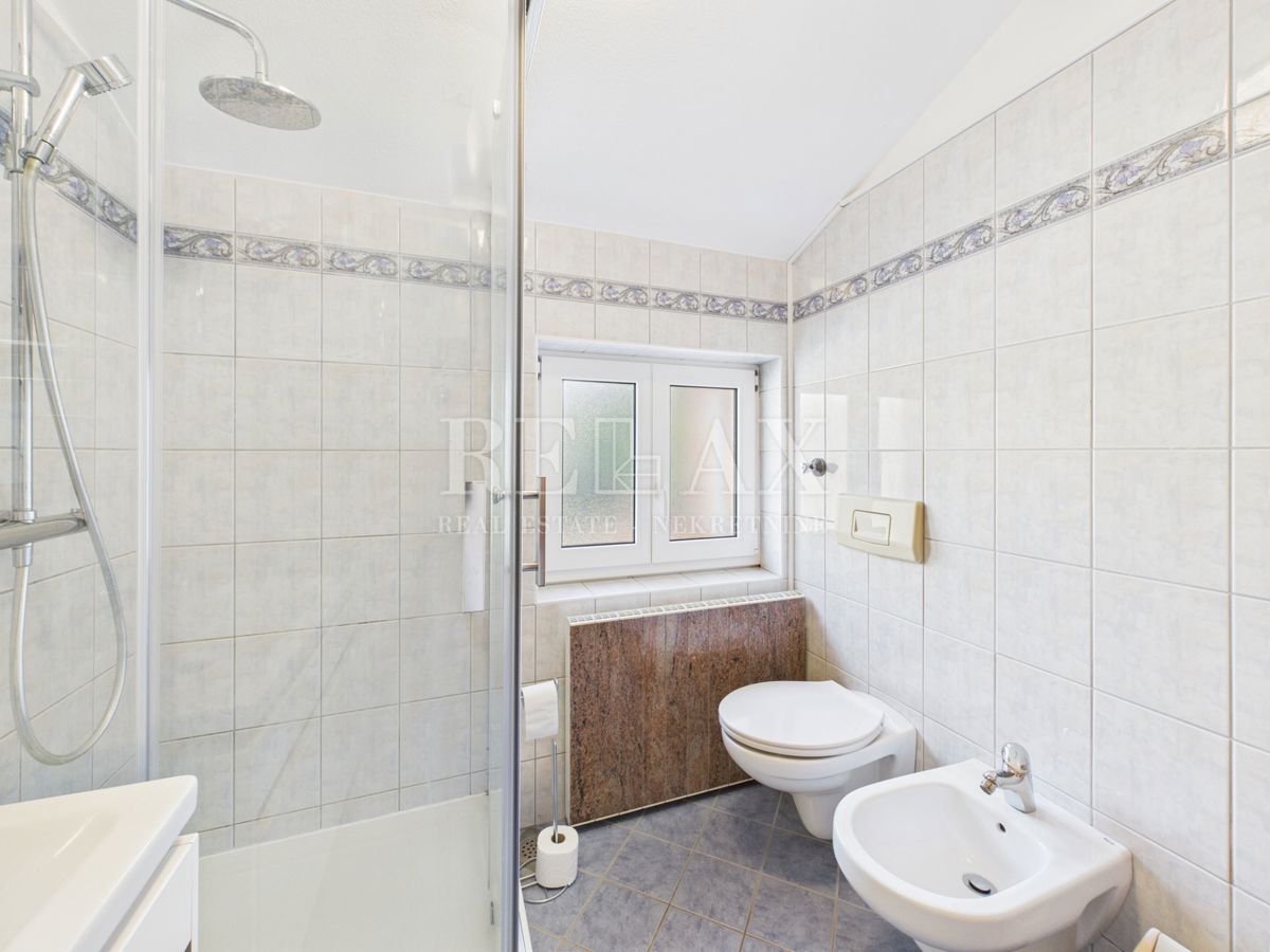 Novi Vinodolski - hiša z bazenom na odlični lokaciji