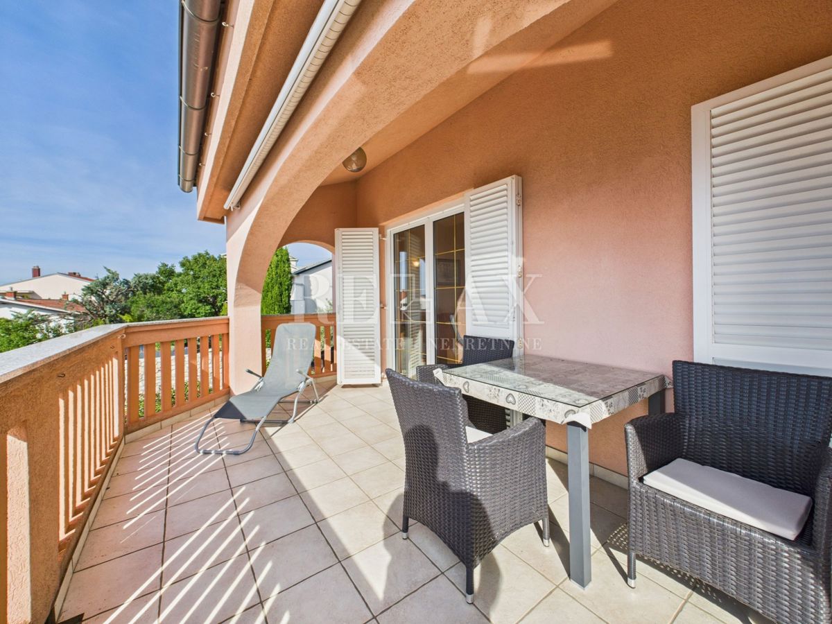 Novi Vinodolski - hiša z bazenom na odlični lokaciji