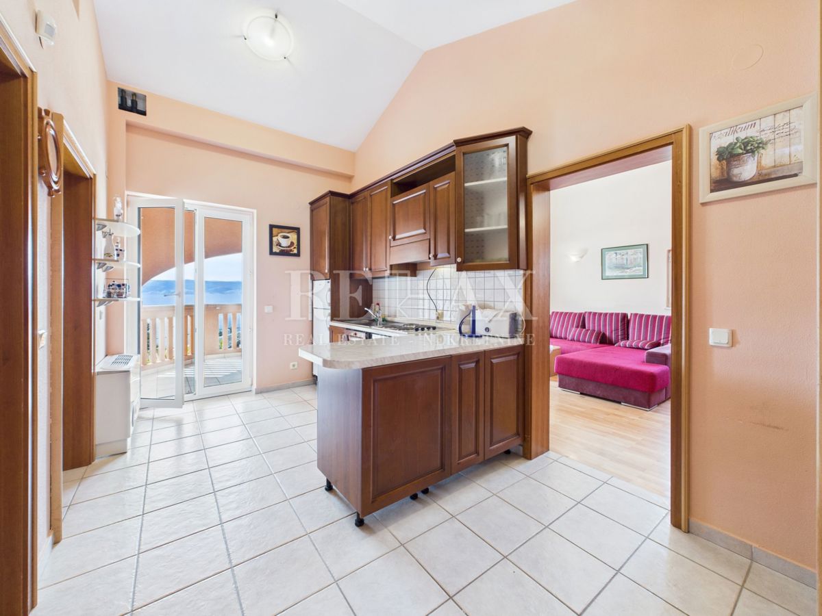 Novi Vinodolski - hiša z bazenom na odlični lokaciji