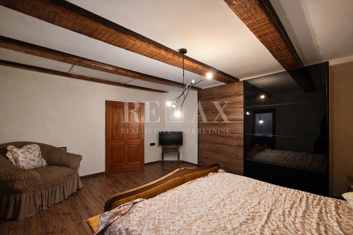 Tribalj - kamnita hiša s pogledom na jezero