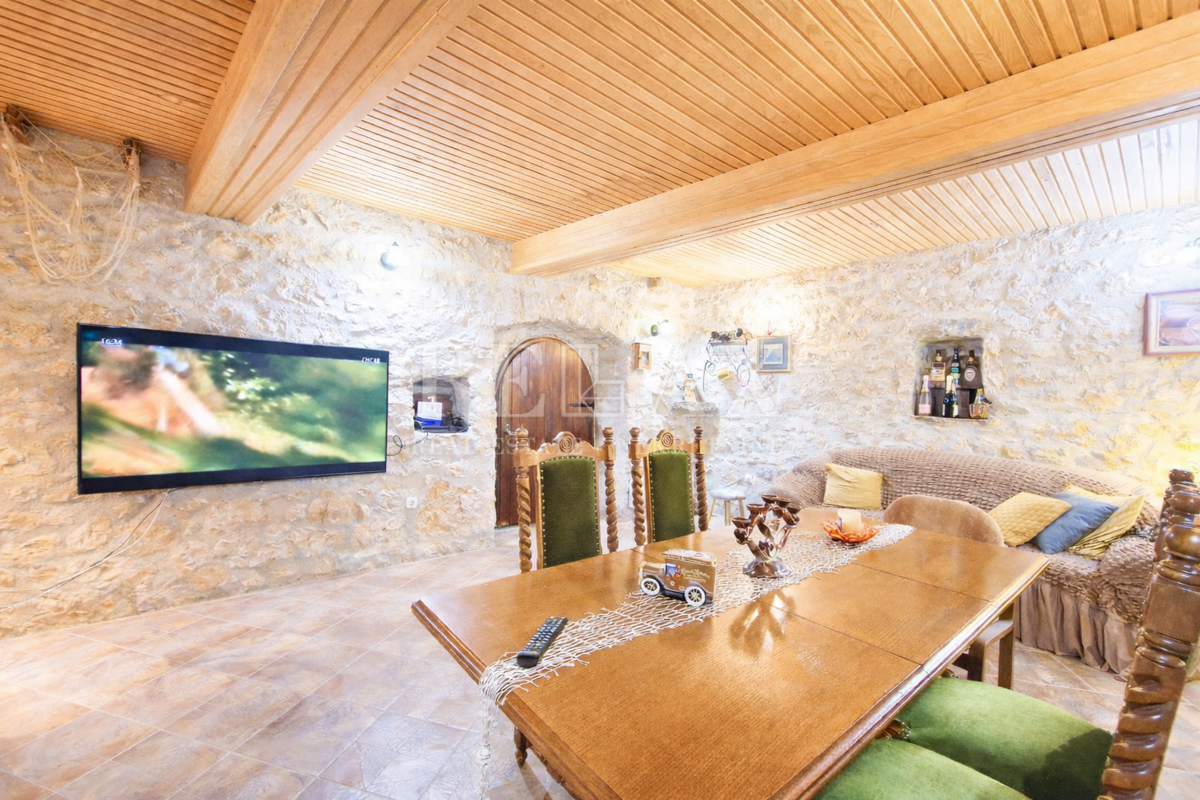 Tribalj - kamnita hiša s pogledom na jezero