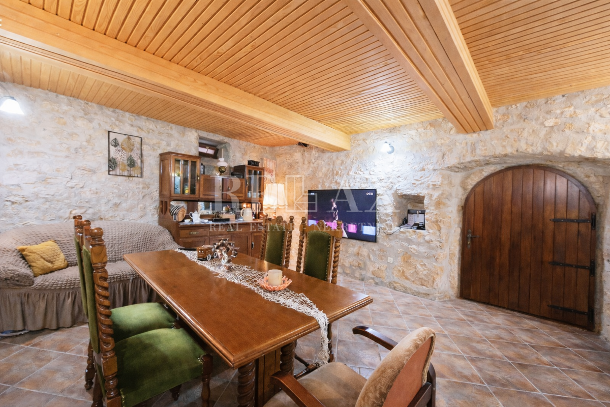 Tribalj - kamnita hiša s pogledom na jezero