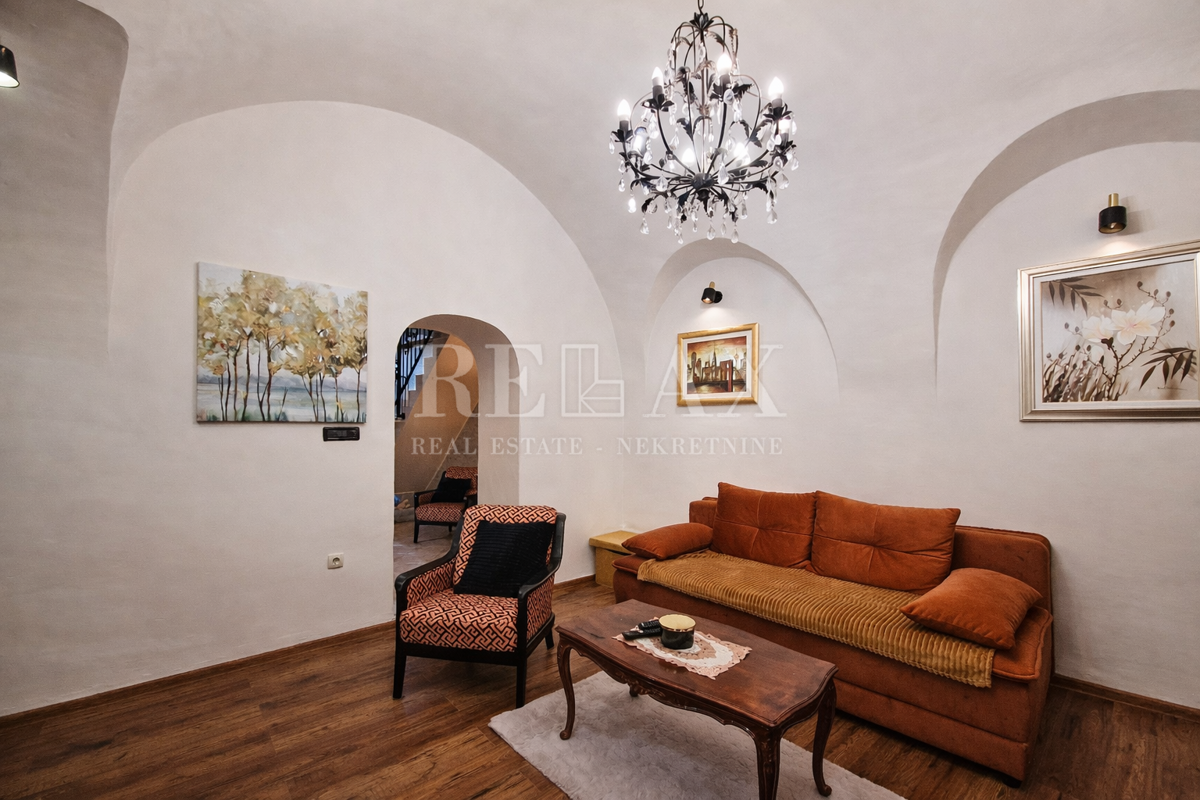 Tribalj - kamnita hiša s pogledom na jezero