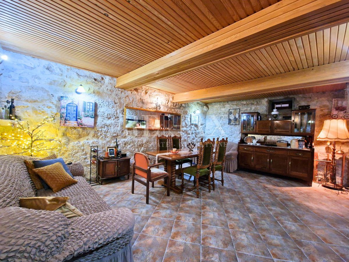 Tribalj - kamnita hiša s pogledom na jezero