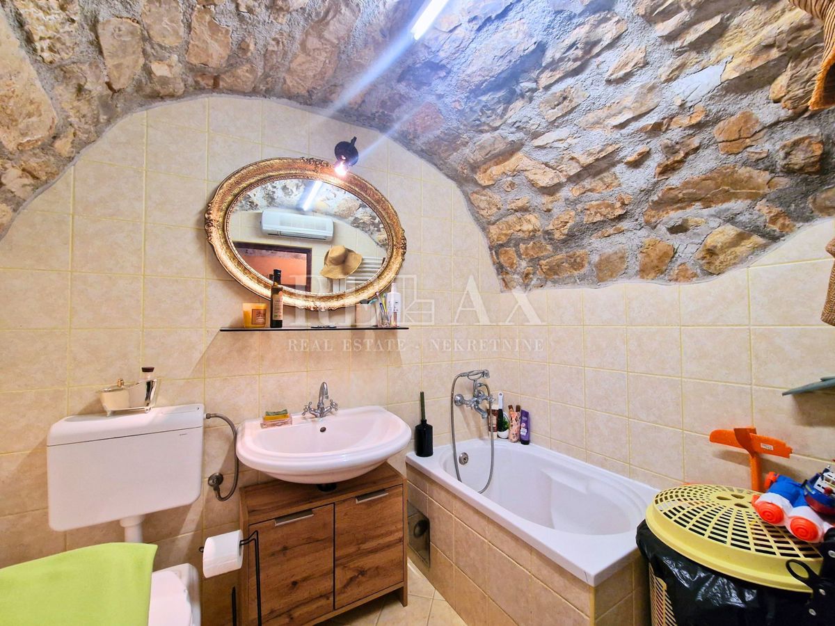 Tribalj - kamnita hiša s pogledom na jezero