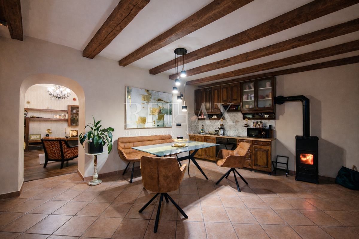 Tribalj - kamnita hiša s pogledom na jezero