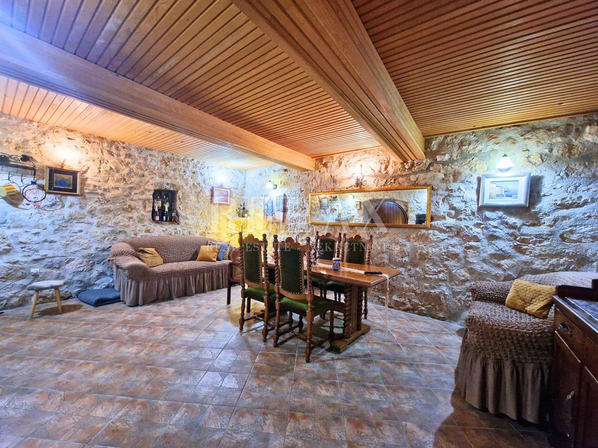 Tribalj - kamnita hiša s pogledom na jezero