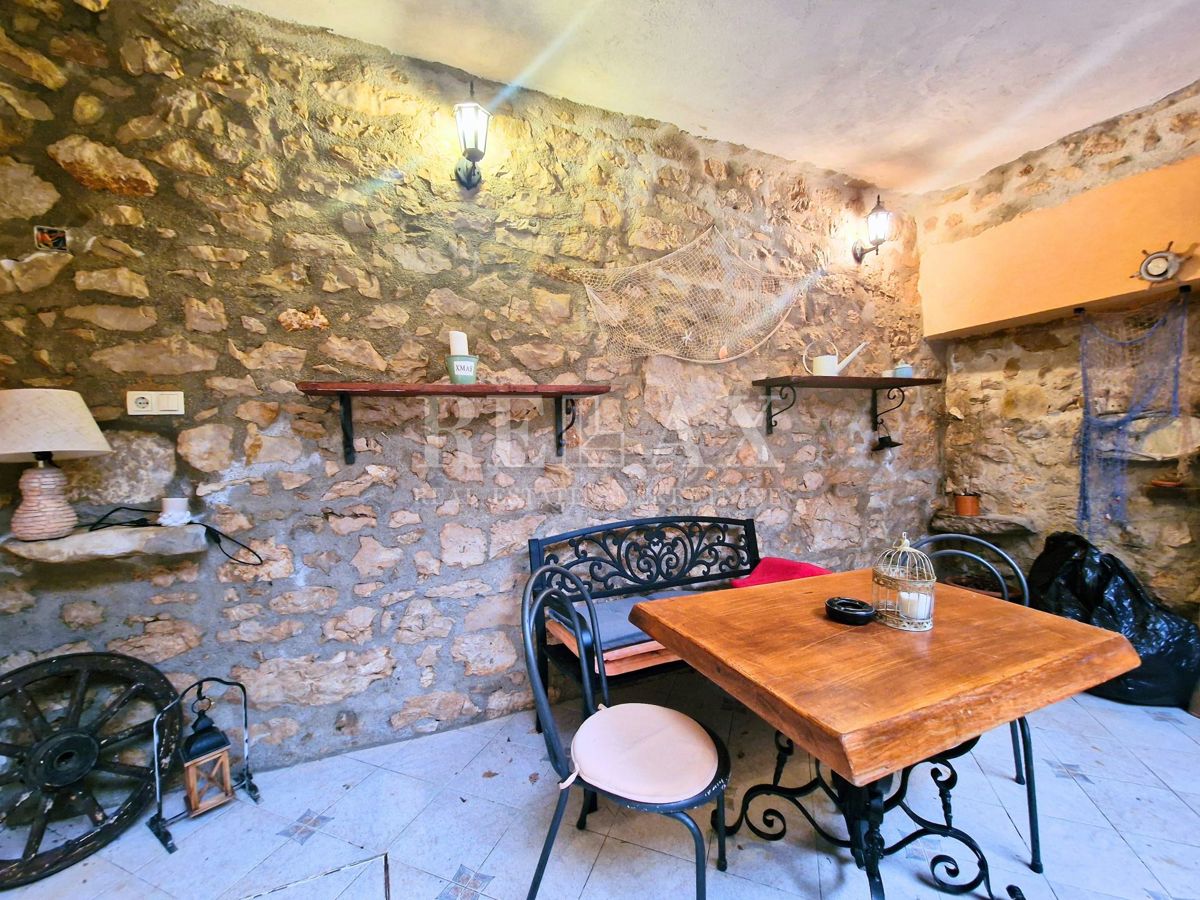 Tribalj - kamnita hiša s pogledom na jezero