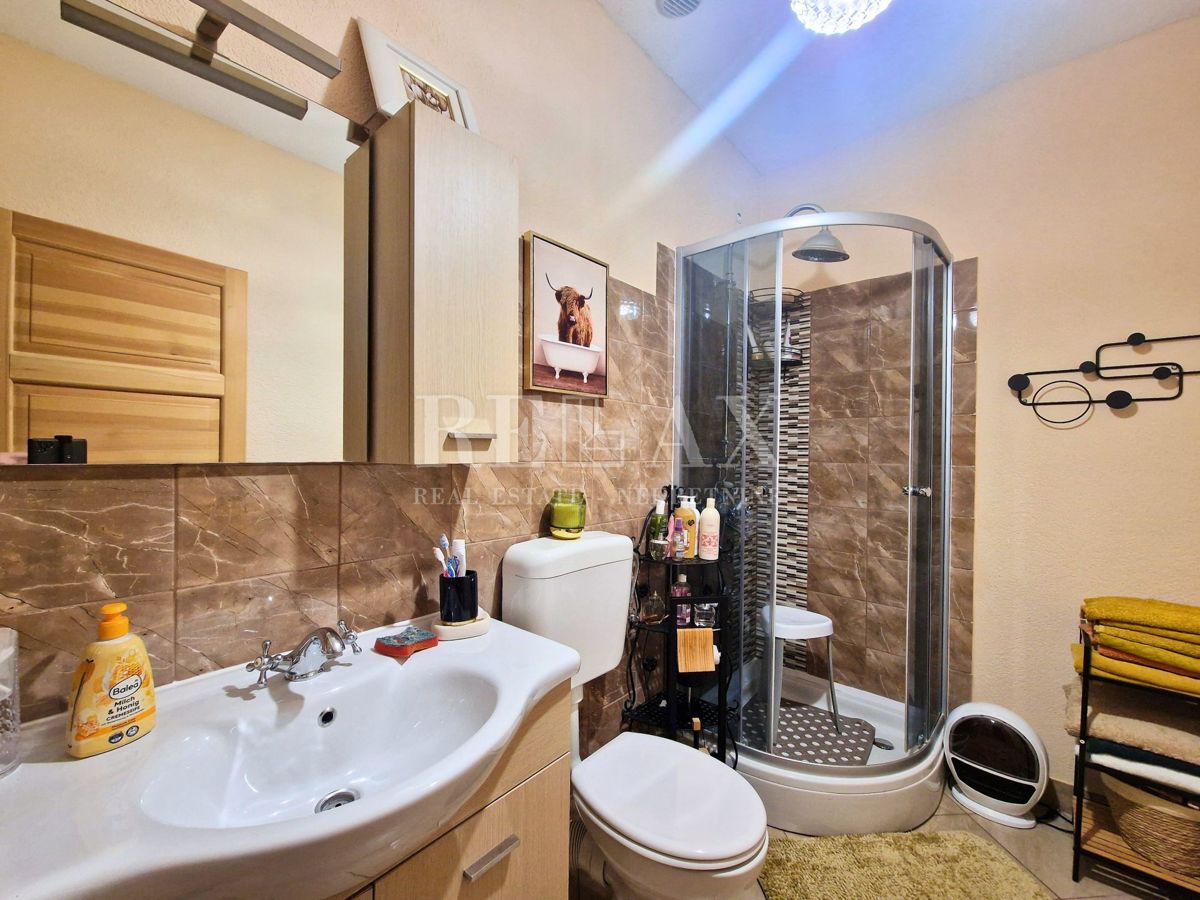 Tribalj - kamnita hiša s pogledom na jezero