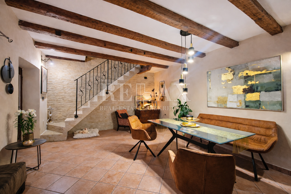 Tribalj - kamnita hiša s pogledom na jezero