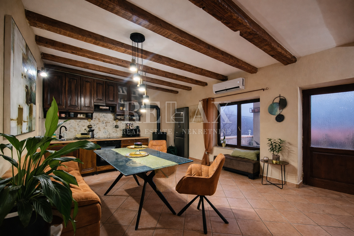 Tribalj - kamnita hiša s pogledom na jezero