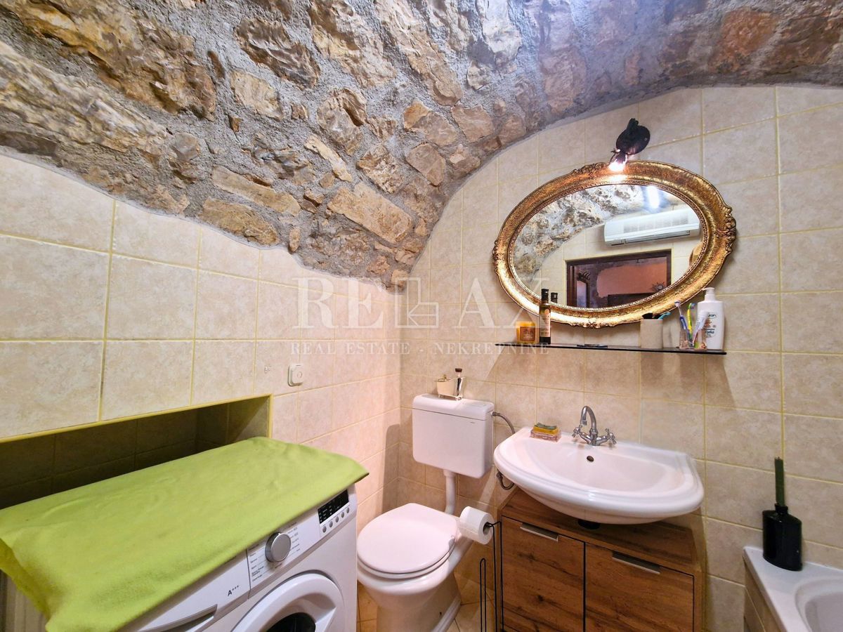 Tribalj - kamnita hiša s pogledom na jezero