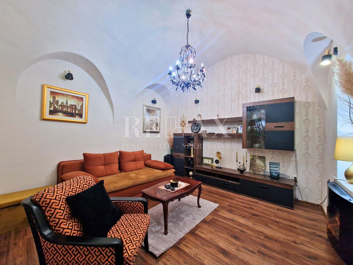 Tribalj - kamnita hiša s pogledom na jezero