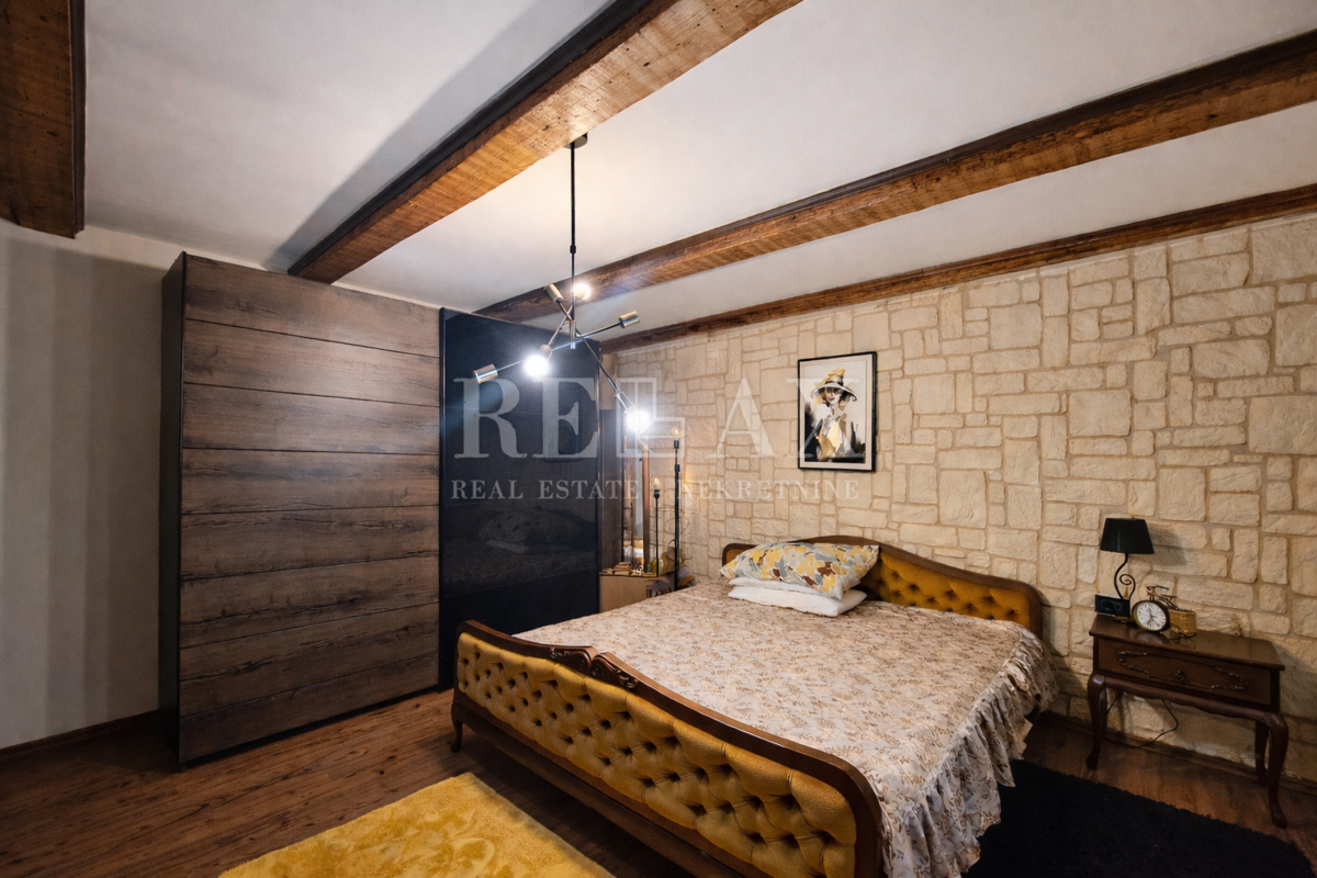 Tribalj - kamnita hiša s pogledom na jezero