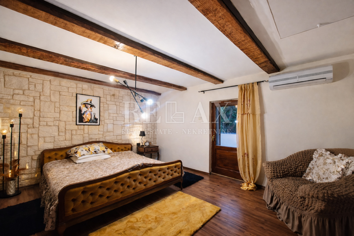 Tribalj - kamnita hiša s pogledom na jezero