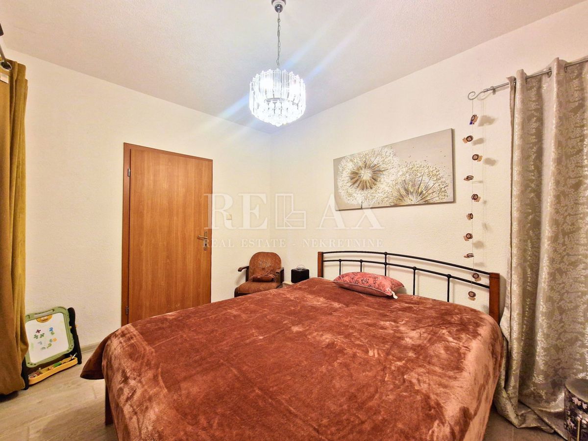 Tribalj - kamnita hiša s pogledom na jezero