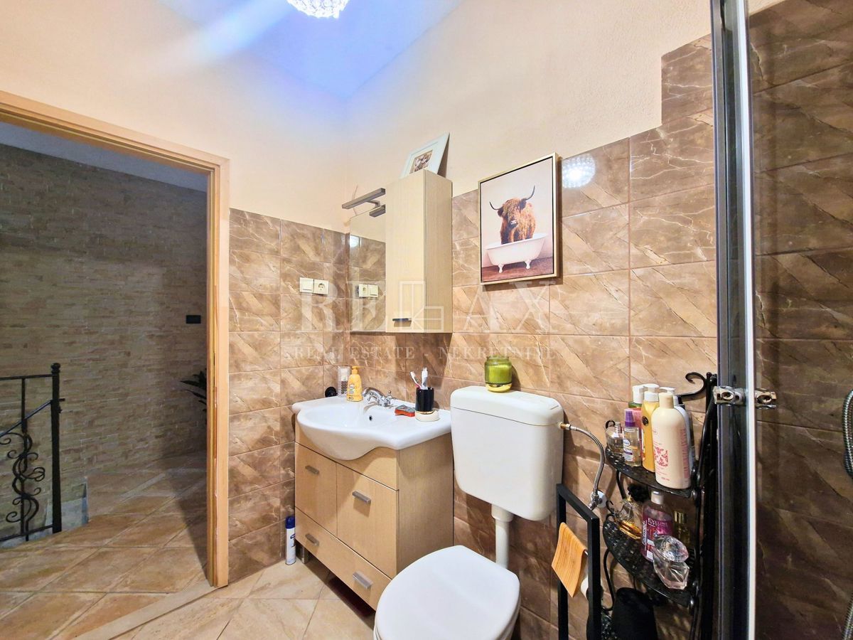 Tribalj - kamnita hiša s pogledom na jezero