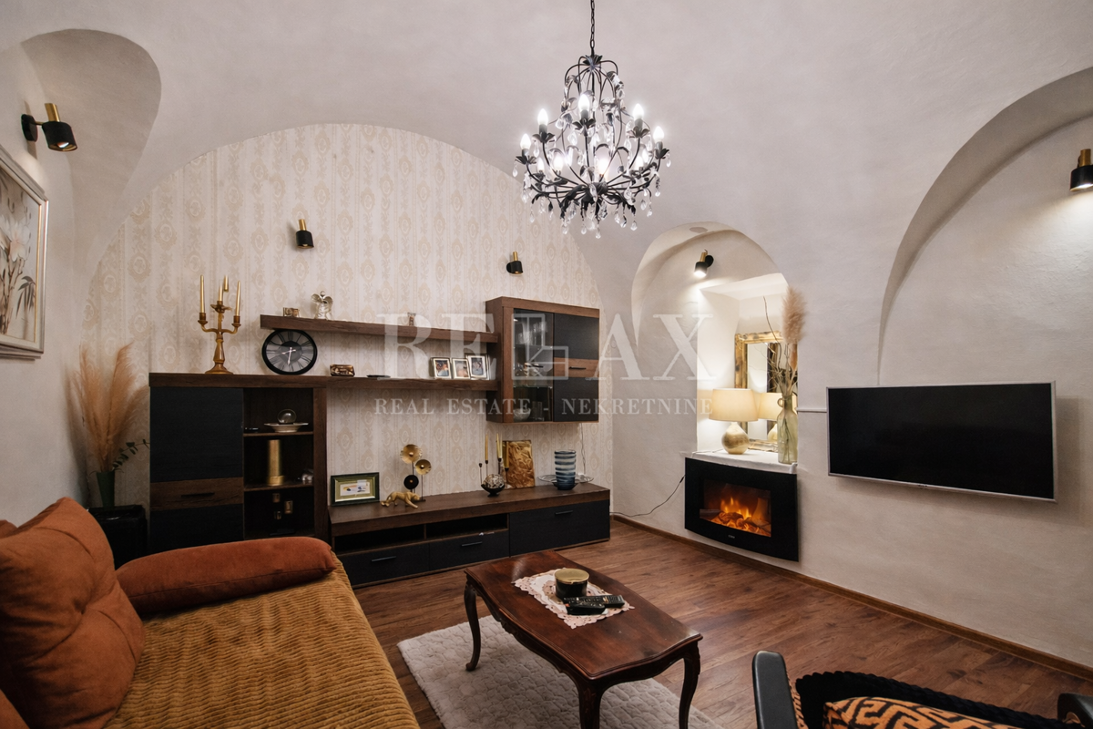 Tribalj - kamnita hiša s pogledom na jezero