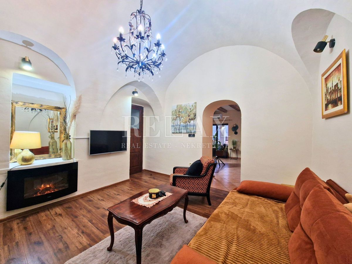 Tribalj - kamnita hiša s pogledom na jezero