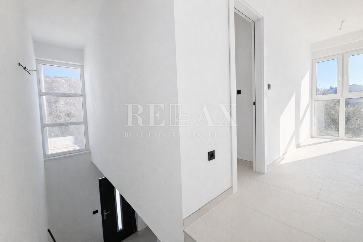 Jadranovo - polsamostojna vila z bazenom in vrtom