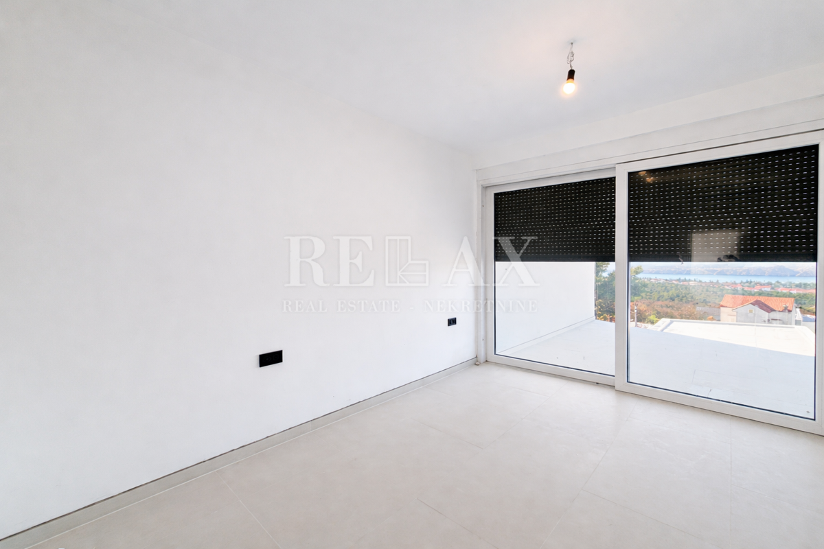 Jadranovo - polsamostojna vila z bazenom in vrtom