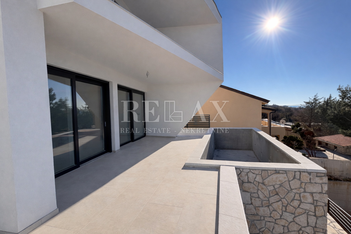 Jadranovo - polsamostojna vila z bazenom in vrtom