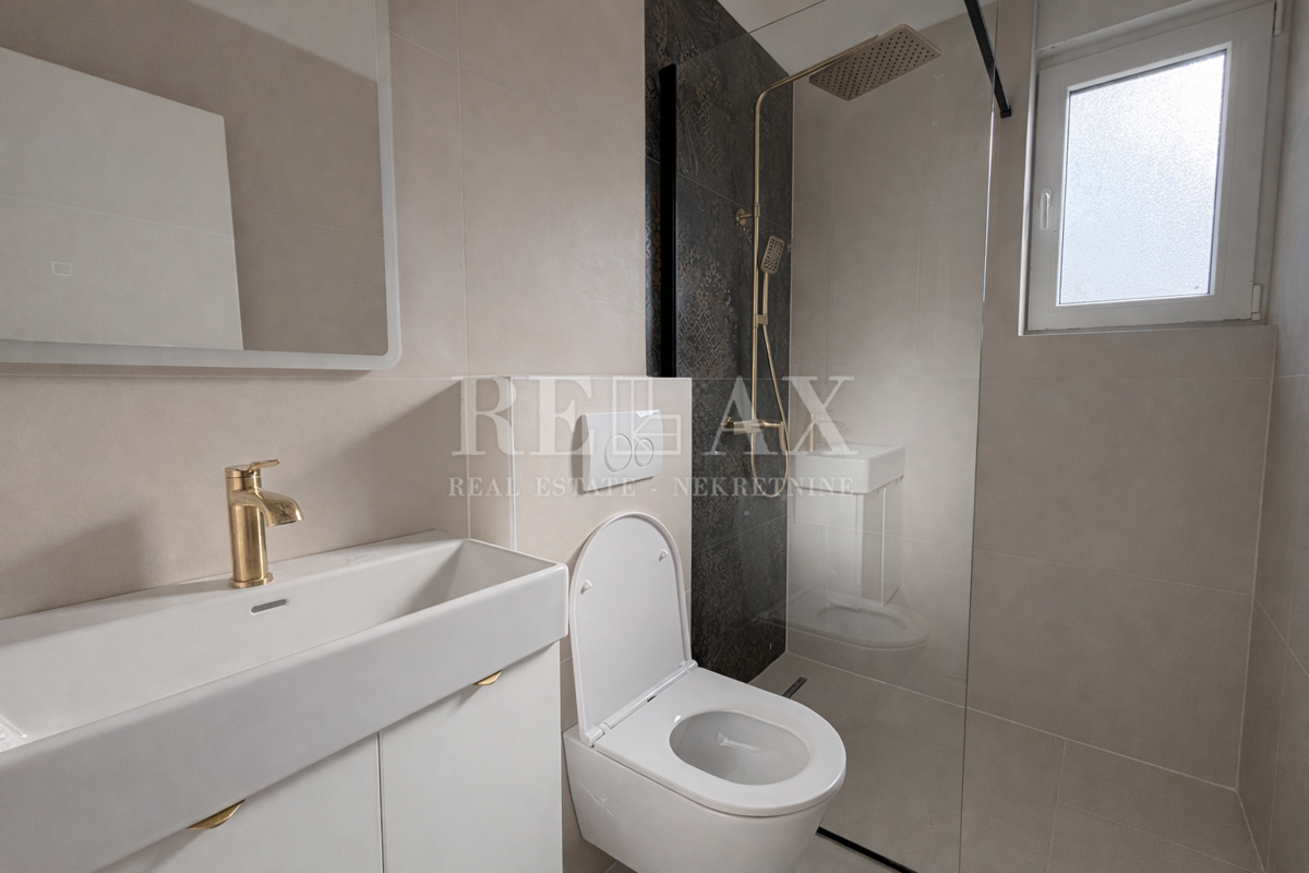 Jadranovo - polsamostojna vila z bazenom in vrtom