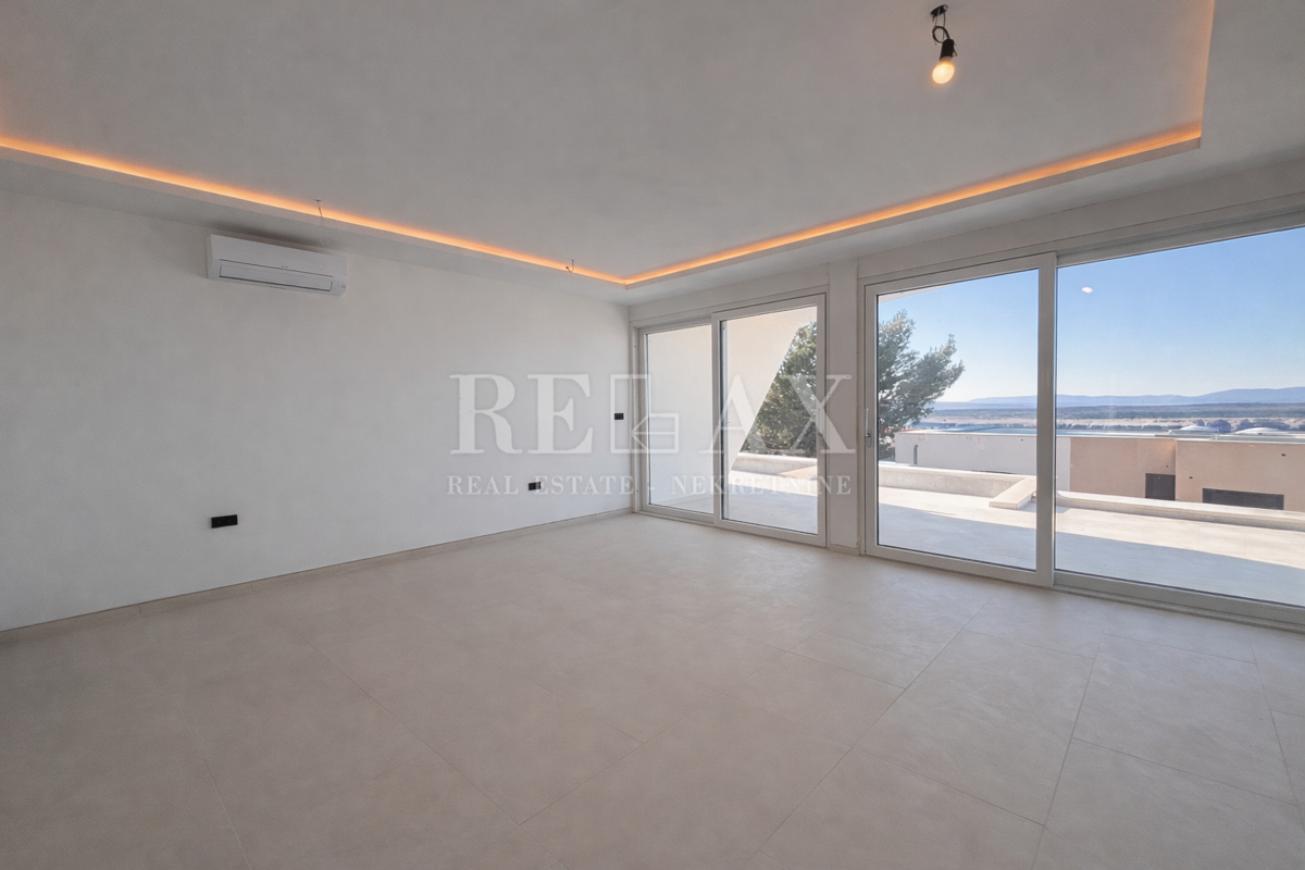 Jadranovo - polsamostojna vila z bazenom in vrtom