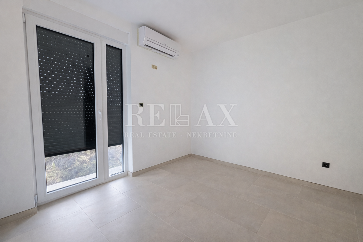 Jadranovo - polsamostojna vila z bazenom in vrtom