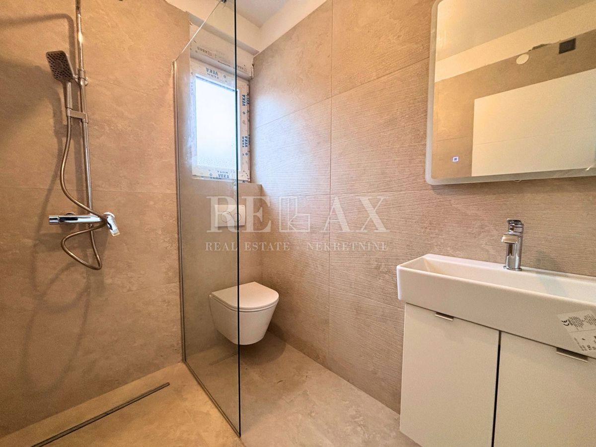 Jadranovo - polsamostojna vila z bazenom in vrtom