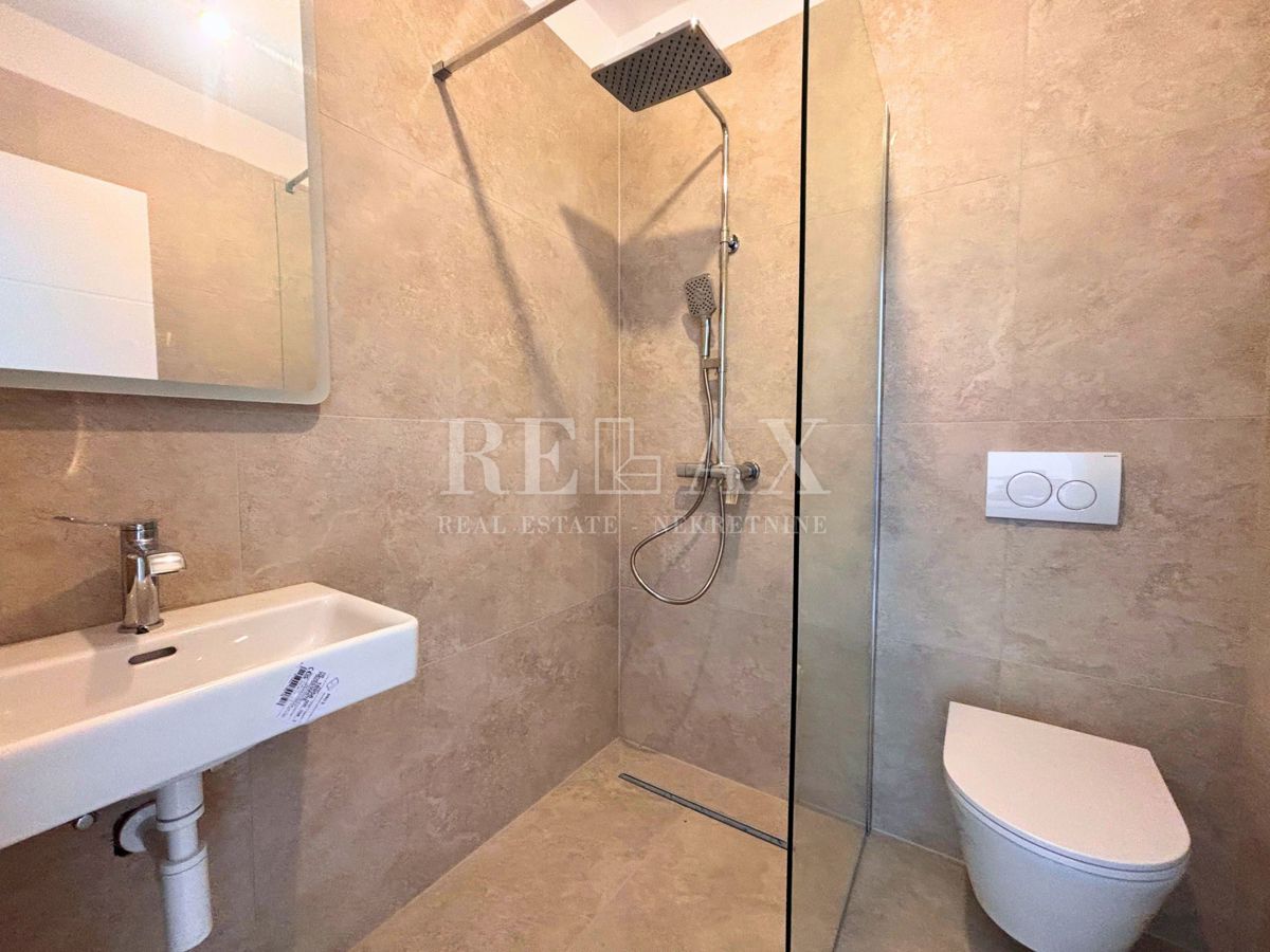 Jadranovo - polsamostojna vila z bazenom in vrtom