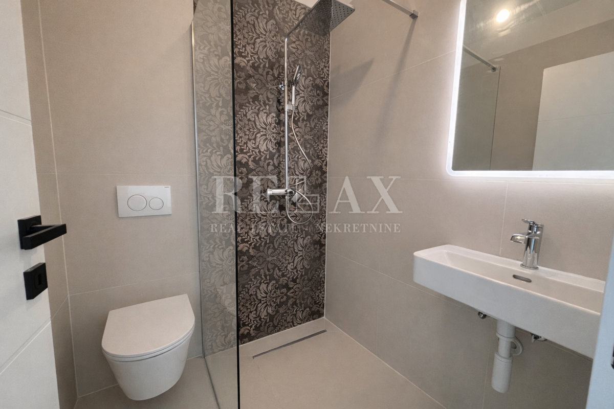 Jadranovo - polsamostojna vila z bazenom in vrtom