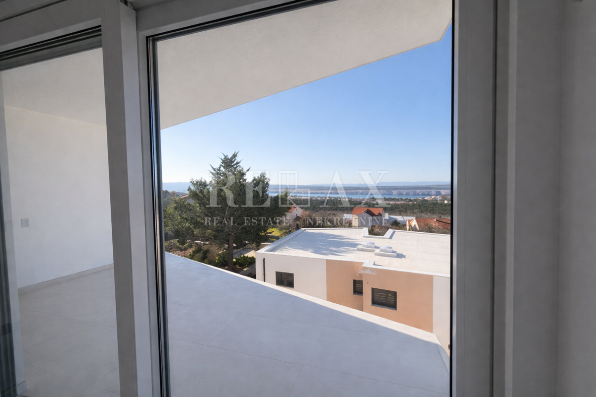 Jadranovo - polsamostojna vila z bazenom in vrtom