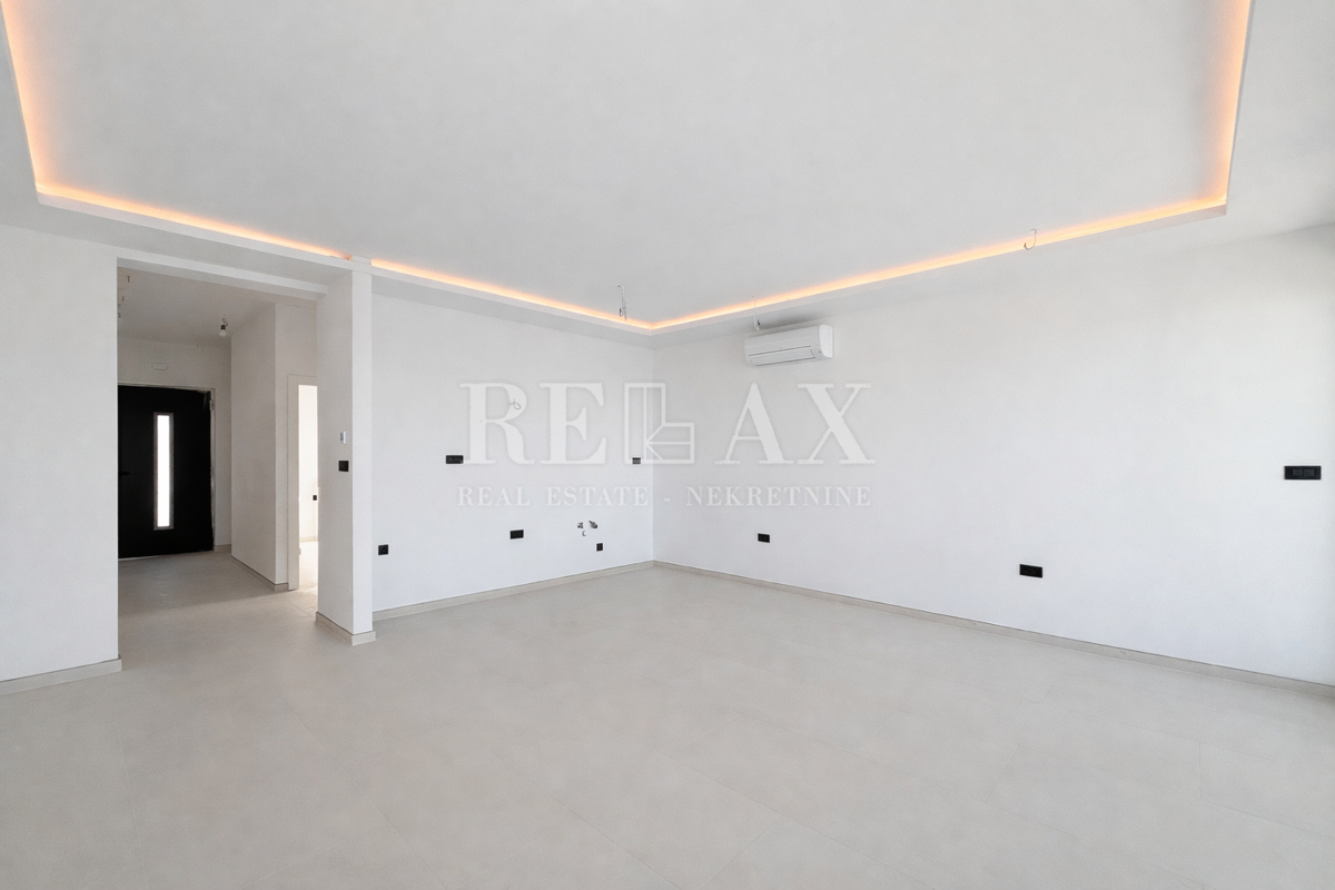 Jadranovo - polsamostojna vila z bazenom in vrtom