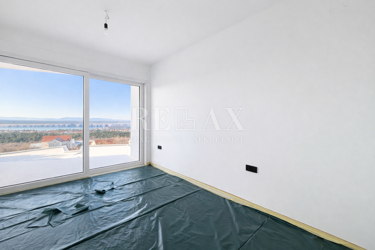 Jadranovo - polsamostojna vila z bazenom in vrtom