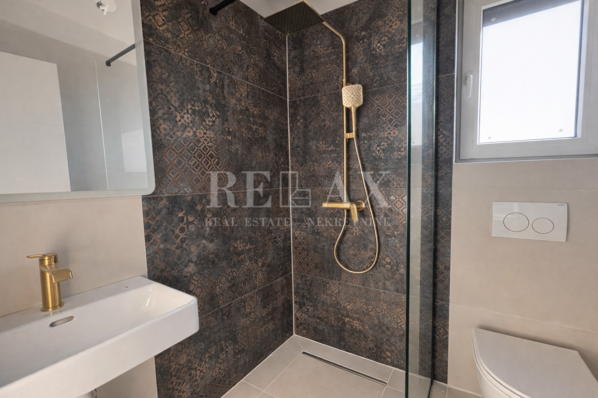 Jadranovo - polsamostojna vila z bazenom in vrtom