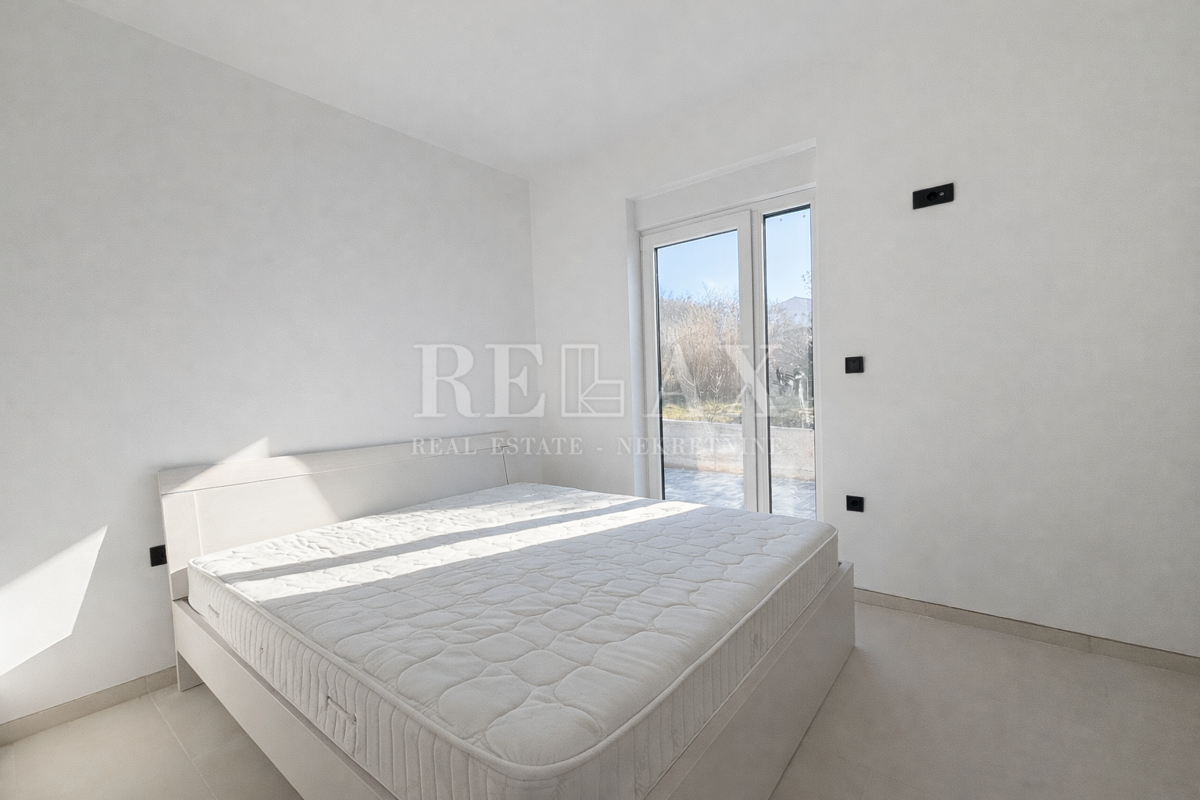 Jadranovo - polsamostojna vila z bazenom in vrtom