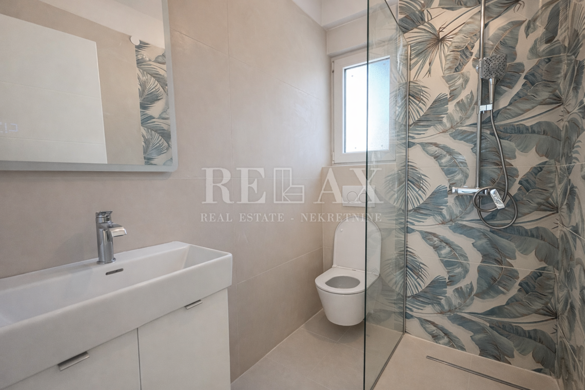 Jadranovo - polsamostojna vila z bazenom in vrtom