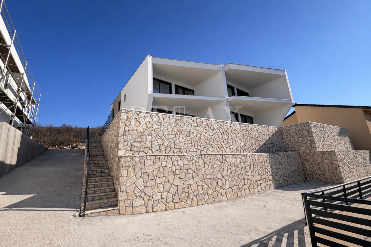 Jadranovo - polsamostojna vila z bazenom in vrtom