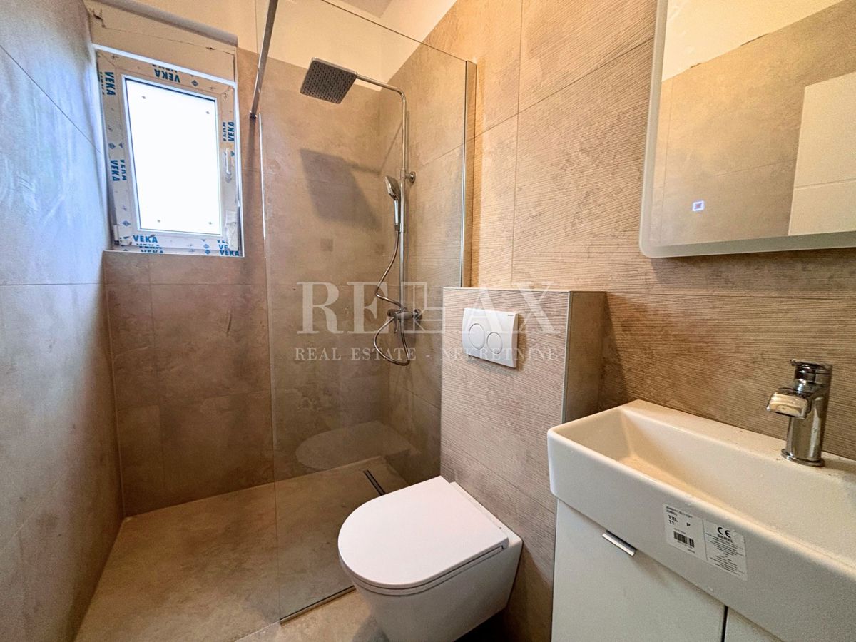 Jadranovo - polsamostojna vila z bazenom in vrtom