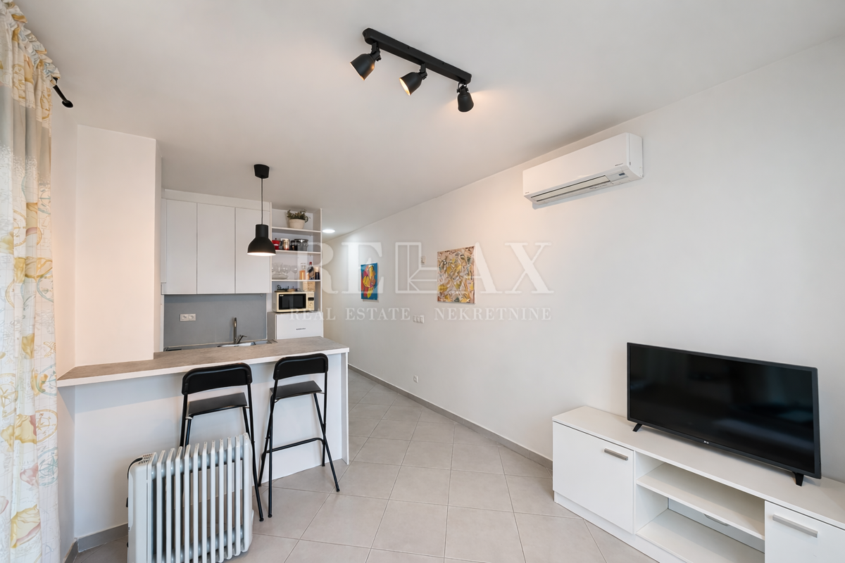 Senj - apartma z balkonom in parkirnim mestom, bližini morja