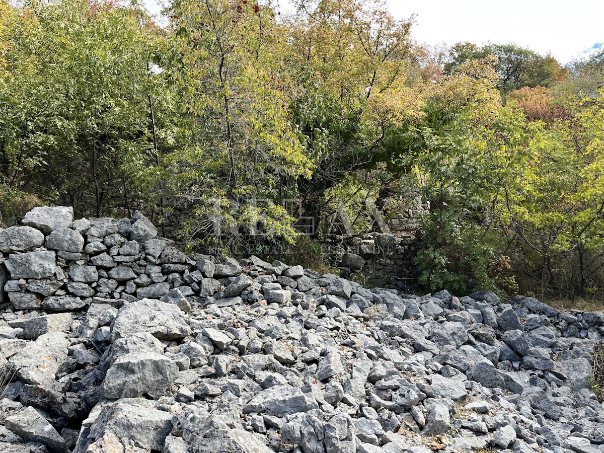 NOVI VINODOLSKI, SIBINJ KRMPOTSKI - Dve prostorni igrišči s pogledom na morje