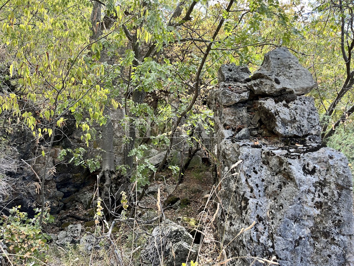 NOVI VINODOLSKI, SIBINJ KRMPOTSKI - Dve prostorni igrišči s pogledom na morje